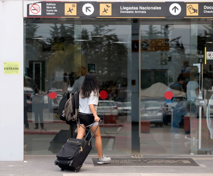 Tras una baja en la actividad del volcán Popocatépetl, el aeropuerto Hermanos Serdán retomó sus actividades este martes. En lo que va del año, al menos una centena de vuelos han sido cancelados por la caída de ceniza. Foto: Mireya Novo, Cuartoscuro