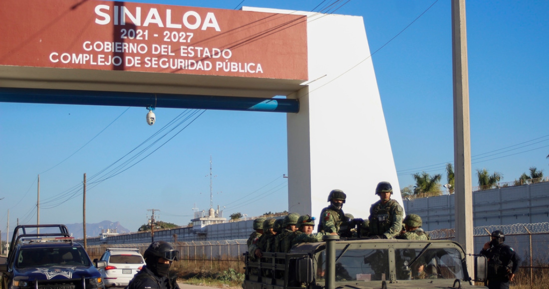 Agentes de la policía y soldados vigilan la ciudad de Culiacán, en el estado de Sonora, México, el 6 de enero de 2023, un día después de que el Gobierno detuvo a Ovidio Guzmán, hijo del capo mexicano Joaquín "El Chapo" Guzmán, lo que desató enfrentamientos mortales entre el Ejército y presuntos miembros del Cártel de Sinaloa.