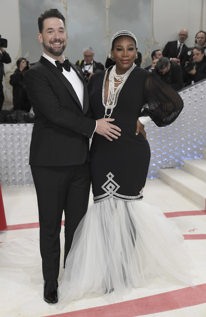 Alexis Ohanian, izquierda, y Serena Williams llegan a la gala del Instituto del Vestido del Museo Metropolitano de Arte para celebrar la inauguración de la exposición "Karl Lagerfeld: A Line of Beauty" el lunes 1 de mayo de 2023 en Nueva York.