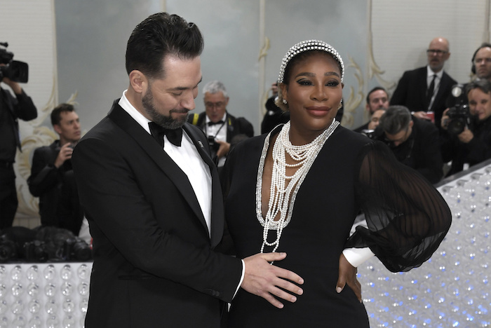 Alexis Ohanian, izquierda, y Serena Williams llegan a la gala del Instituto del Vestido del Museo Metropolitano de Arte para celebrar la inauguración de la exposición "Karl Lagerfeld: A Line of Beauty" el lunes 1 de mayo de 2023 en Nueva York.