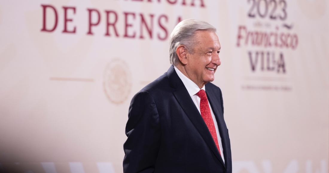 El Presidente Andrés Manuel López Obrador negó la mañana de este miércoles que el Gobierno federal vaya a pagar siete mil millones de pesos a Grupo México por la toma de tres vías del Tren Transístmico, pues el acuerdo que se busca no tiene que ver con dinero, sino con el permiso de paso y revisión de concesiones en poder del conglomerado.