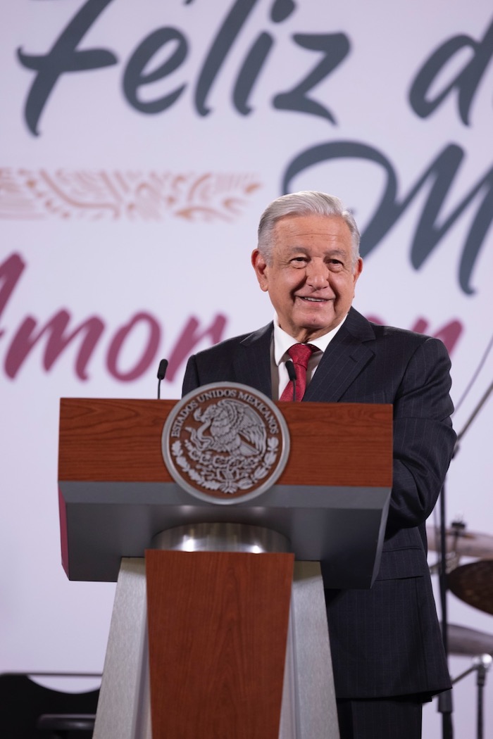 Andrés Manuel López Obrador, Presidente de México, felicitó la mañana de este miércoles a todas las madres con motivo de la celebración del 10 de mayo.