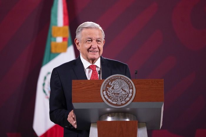 El Presidente Andrés Manuel López Obrador negó que el Gobierno federal vaya a pagar siete mil millones de pesos a Grupo México por la toma de tres vías del Tren Transístmico, pues el acuerdo que se busca no tiene que ver con dinero, sino con el permiso de paso y revisión de concesiones en poder del conglomerado.