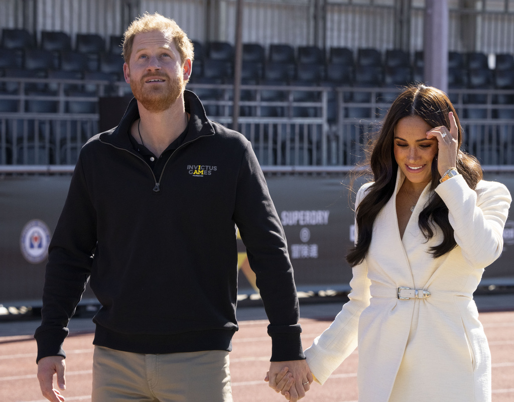 El príncipe Enrique y Meghan Markle, el duque y duquesa de Sussex, en los Juegos Invictus en La Haya, Holanda, el domingo 17 de abril de 2022. Un portavoz del príncipe Enrique y su esposa Meghan dice que la pareja estuvo involucrada en una persecución de coches mientras eran seguidos por fotógrafos. La oficina de la pareja dijo que la pareja y la madre de Meghan fueron seguidas durante más de dos horas por vehículos después de salir de un evento benéfico en Nueva York el martes 16 de mayo de 2023. Foto: Peter Dejong, Archivo, AP