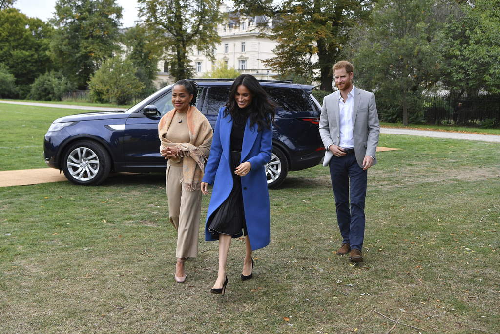 Meghan, la duquesa de Sussex, centro, acompañada por el príncipe Enrique de Gran Bretaña, el duque de Sussex y su madre Doria Ragland caminan para asistir a una recepción en el Palacio de Kensington, en Londres, el 20 de septiembre de 2018. Foto: Ben Stansall/Pool Photo, Archivo, AP