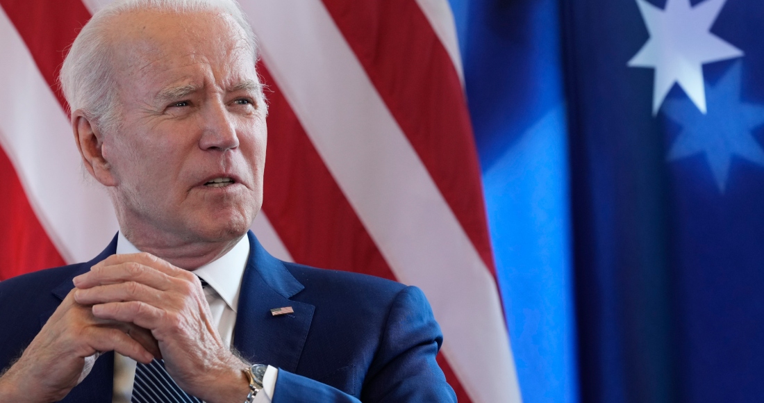 El presidente de Estados Unidos, Joe Biden, responde preguntas sobre el límite de deuda de Estados Unidos antes de una reunión bilateral con el primer ministro de Austraila, Anthony Albanese, en un aparte de la cumbre del G7 en Hiroshima, Japón, el sábado 20 de mayo de 2023. Foto: Susan Walsh, AP