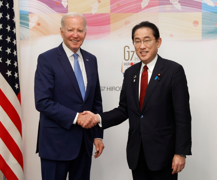 El presidente estadounidense Joe Biden y el primer ministro japonés Fumio Kishida posan antes de una reunión bilateral en Hiroshima, Japón, el jueves 18 de mayo de 2023, previo al inicio de la cumbre del G-7. Foto: Kiyoshi Ota, AP