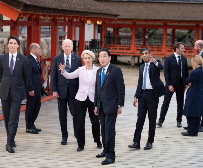 De izquierda a derecha, el primer ministro canadiense Justin Trudeau; el canciller alemán Olaf Scholz; el presidente estadounidense Joe Biden; la presidenta de la Comisión Europea, Ursula von der Leyen; el primer ministro japonés Fumio Kishida; el premier británico Rishi Sunak; el presidente francés Emmanuel Macron; la primera ministra italiana Giorgia Meloni y el presidente del Consejo Europeo, Charles Michel, arriban para una foto de grupo en el Santuario Itsukushima, el viernes 19 de mayo de 2023, en Hiroshima, Japón. Foto: Stefan Rousseau, AP