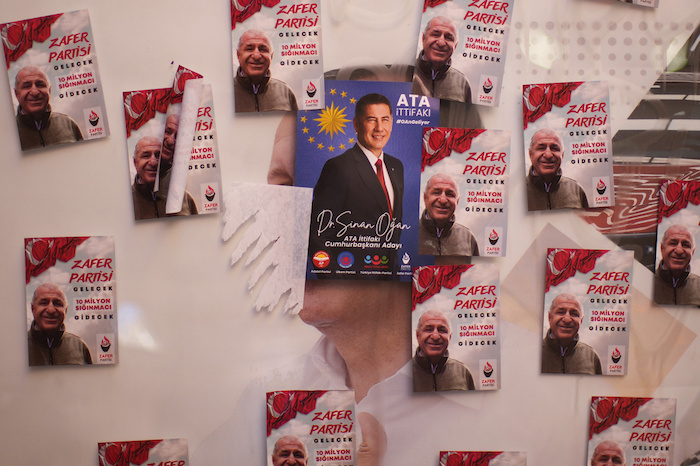 Calcomanías del candidato presidencial de la Alianza ATA Sinan Ogan, al centro en azul, y del socio de la coalición Umit Ozdag cubren una valla publicitaria callejera del Presidente turco, Recep Tayyip Erdogan, en Estambul, Turquía, el 8 de mayo de 2023.