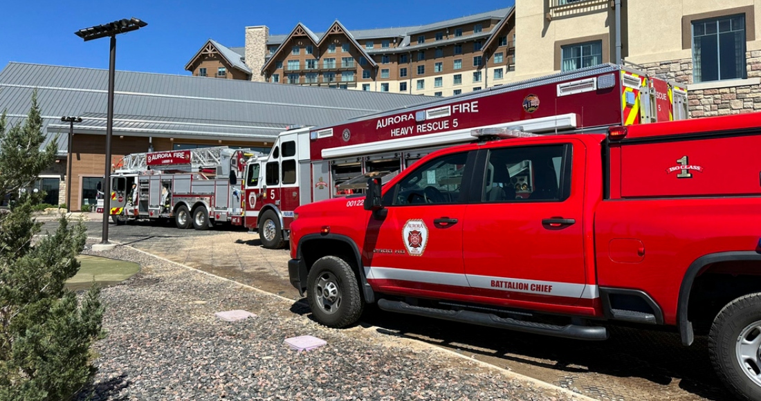 Esta foto proporcionada por Aurora Fire Rescue muestra camiones del Departamento de Bomberos estacionados afuera del resort Gaylord Rockies, el sábado 6 de mayo de 2023, en Aurora, Colorado.