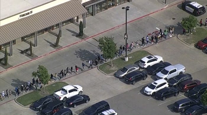 En esta imagen tomada de un video proporcionado por el canal de televisión WFAA, clientes y personal salen de un centro comercial en que se registró un tiroteo, el sábado 6 de mayo de 2023, en Allen, Texas.