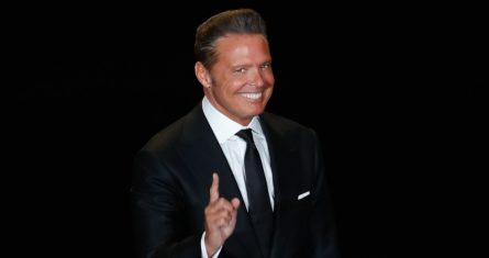 El 21 de febrero de 2018, el cantante Luis Miguel durante su presentación en el Auditorio Nacional con motivo del inicio de su gira "¡México por siempre!".