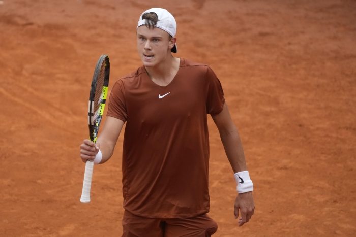 El danés Holger Rune celebra tras llevarse un punto en el encuentro de semifinal del Abierto de Italia ante el noruego Casper Ruud el sábado 20 de mayo del 2023. 