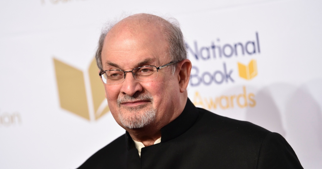 El escritor Salman Rushdie asiste a la 68va ceremonia y cena benéfica de los Premios Nacionales del Libro el 15 de noviembre de 2017 en Nueva York.