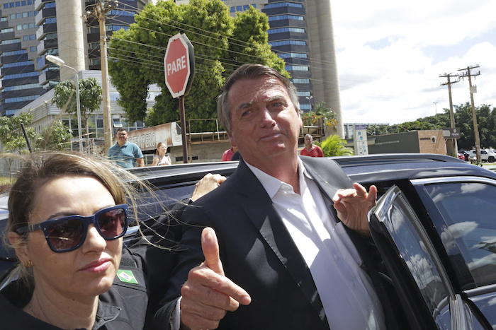 El expresidente brasileño Jair Bolsonaro al salir de la sede de la Policía Federal, donde declaró sobre sus acciones antes de los ataques del 8 de enero a edificios del Gobierno en Brasilia por parte de simpatizantes, el miércoles 26 de abril de 2023.