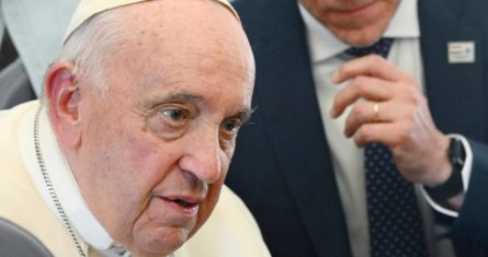 El Papa Francisco a bordo del avión papal tras su visita a Hungría, el 30 de abril de 2023.