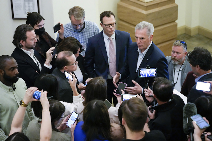 El presidente de la Cámara de Representantes, el republicano Kevin McCarthy, habla con la prensa sobre el estado de las negociaciones para elevar el tope del endeudamiento, en el Capitolio, Washington, sábado 27 de mayo de 2023.