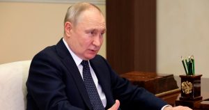 El Presidente de Rusia, Vladímir Putin, hace un gesto mientras habla con el Gobernador de la región de Nizhny Novgorod Region, Gleb Nikitin, en su reunión de la residencia de Novo-Ogaryovo a las afueras de Moscú, Rusia, el miércoles 3 de mayo de 2023.