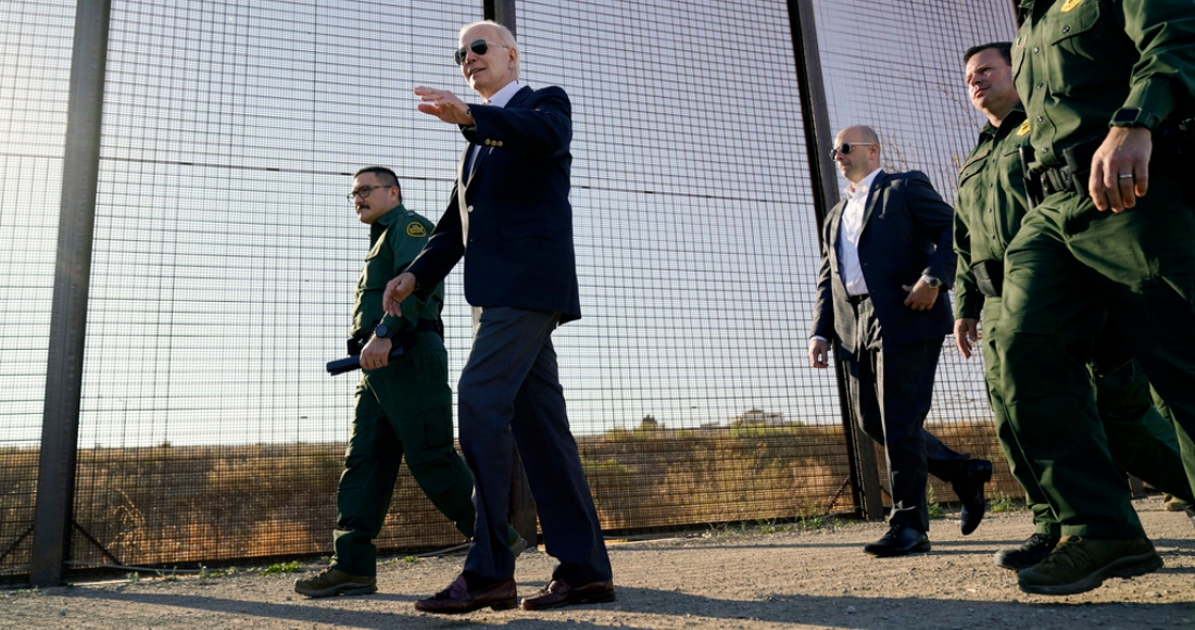 El Presidente Joe Biden recorre una franja de la frontera de Estados Unidos con México en El Paso, Texas, el 8 de enero de 2023.