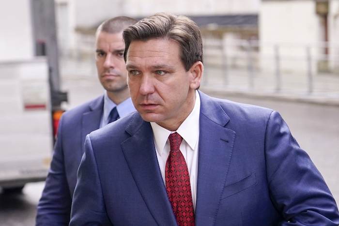 El Gobernador de Florida, el republicano Ron DeSantis, llega a la Oficina del Exterior para visitar al Secretario del Exterior británico James Cleverly en Londres, el viernes 28 de abril de 2023.