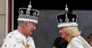 El rey Carlos III y la reina Camila sonríen en el balcón del Palacio de Buckingham tras la ceremonia de coronación en Londres, el sábado 6 de mayo de 2023.