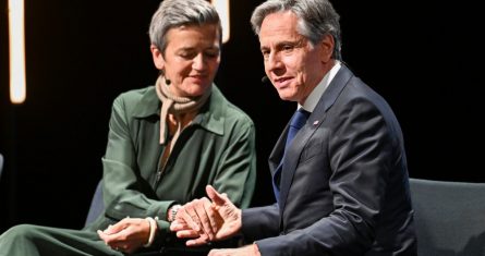 Margrethe Vestager, Vicepresidenta ejecutiva de la Comisión Europa, estrecha la mano del Secretario de Estado de Estados Unidos, Antony Blinken, durante un evento en Lulea, Suecia, el miércoles 31 de mayo de 2023. Foto: Jonas Ekstromer, AP