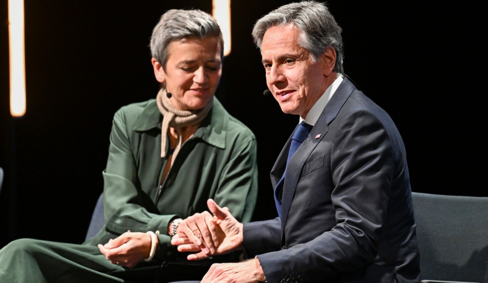 Margrethe Vestager, Vicepresidenta ejecutiva de la Comisión Europa, estrecha la mano del Secretario de Estado de Estados Unidos, Antony Blinken, durante un evento en Lulea, Suecia, el miércoles 31 de mayo de 2023. Foto: Jonas Ekstromer, AP