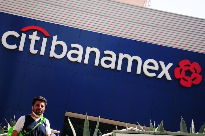 Fachada de una sucursal de Citibanamex ubicada en avenida Paseo de la Reforma, en la Ciudad de México.