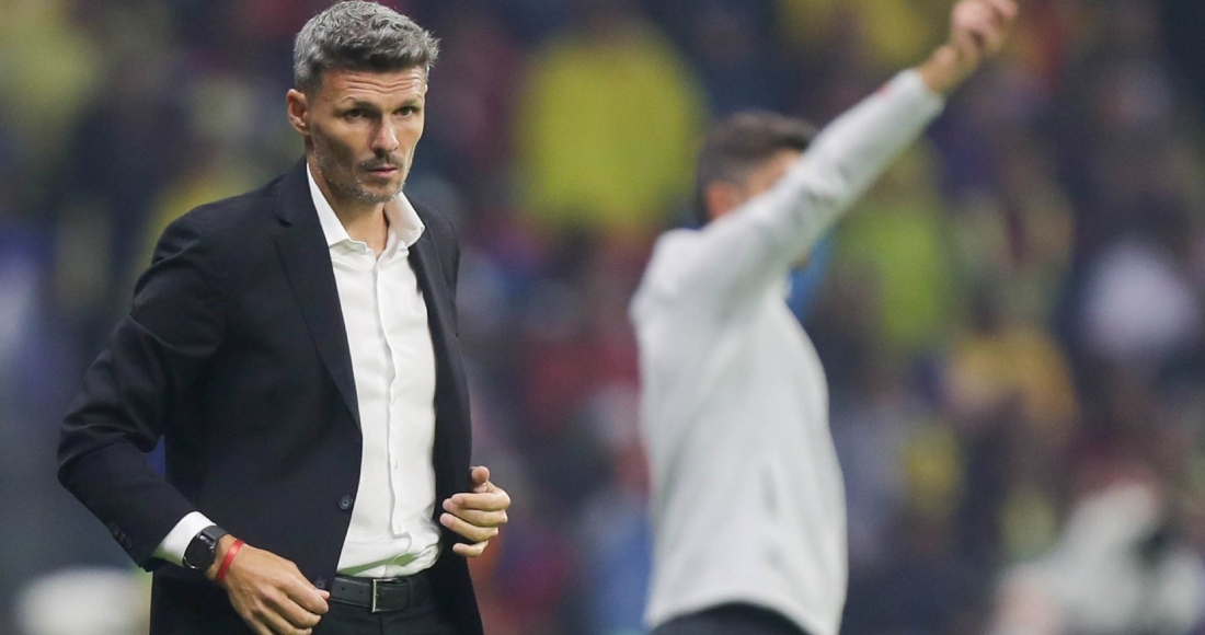 Fernando "Tano" Ortiz, técnico del América, presentó su renuncia tras perder las semifinales contra las Chivas, en el Estadio Azteca. Foto: Fotógrafo Especial / Cuartoscuro.com