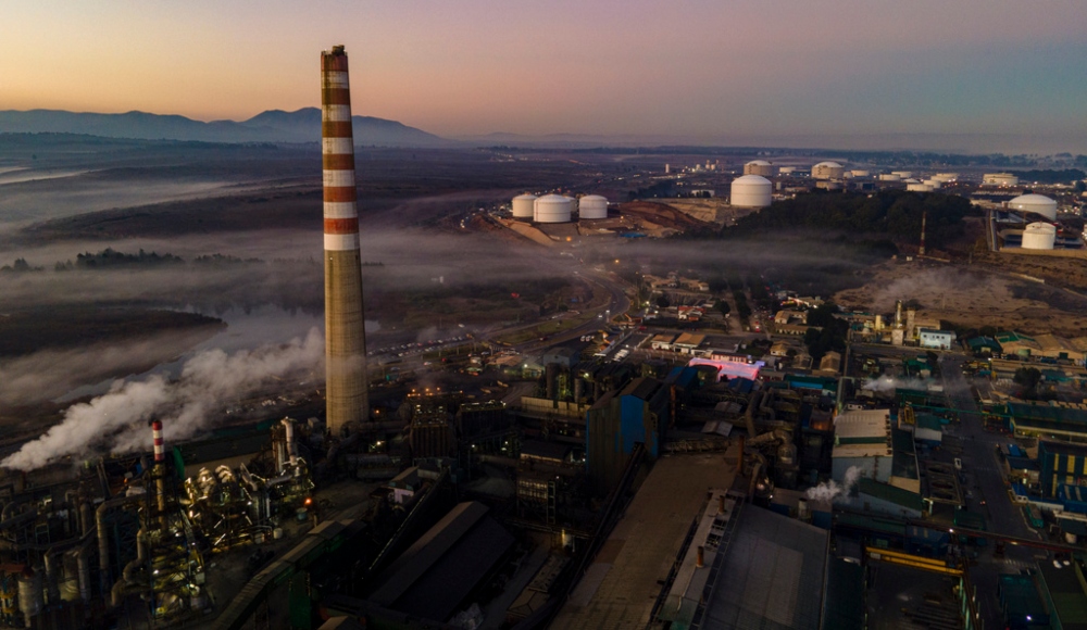 La Fundición Ventanas, de la empresa estatal Codelco, en su primer día de cierre en la bahía de Quintero en Puchuncavi, Chile, el miércoles 31 de mayo de 2023. El presidente chileno, Gabriel Boric, anunció en junio de 2022 el cierre gradual de la mayor productora mundial de cobre con el fin de reducir los episodios de contaminación ambiental que afectan a las comunas costeras cercanas al horno de fundición. Foto: Esteban Félix, AP