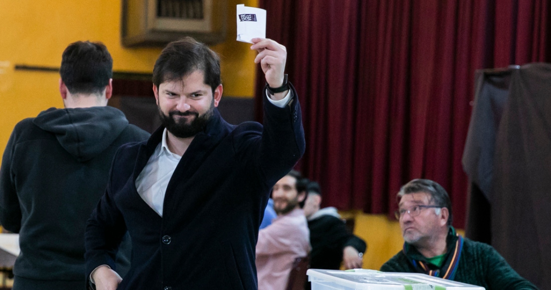 El Presidente de Chile, Gabriel Boric, muestra su papeleta antes de emitir su voto durante una elección para elegir a los miembros de un Consejo Constitucional que redactará una nueva propuesta de Constitución, en Punta Arenas, Chile, el domingo 7 de mayo de 2023.