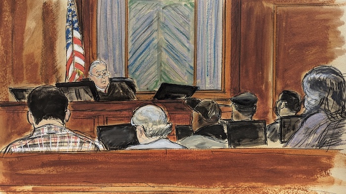 En este dibujo de la corte, el Juez Lewis Kaplan lee las instrucciones al jurado previo a sus deliberaciones en un tribunal federal de Manhattan, el martes 9 de mayo de 2023, en Nueva York.