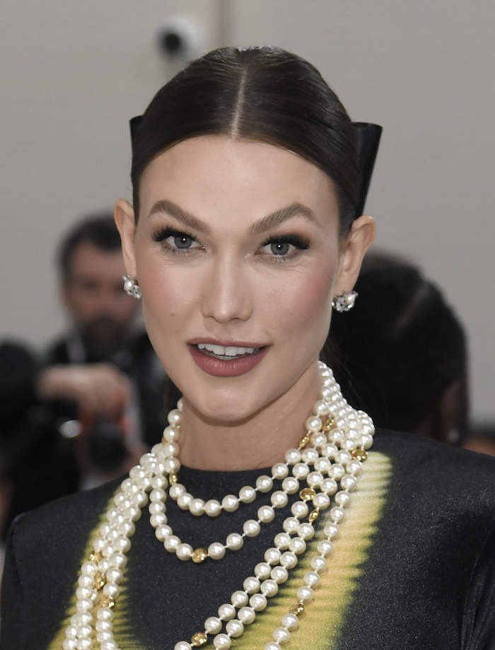 Karlie Kloss llega a la gala del Instituto del Vestido del Museo Metropolitano de Arte para celebrar la inauguración de la exposición "Karl Lagerfeld: A Line of Beauty" el lunes 1 de mayo de 2023 en Nueva York.