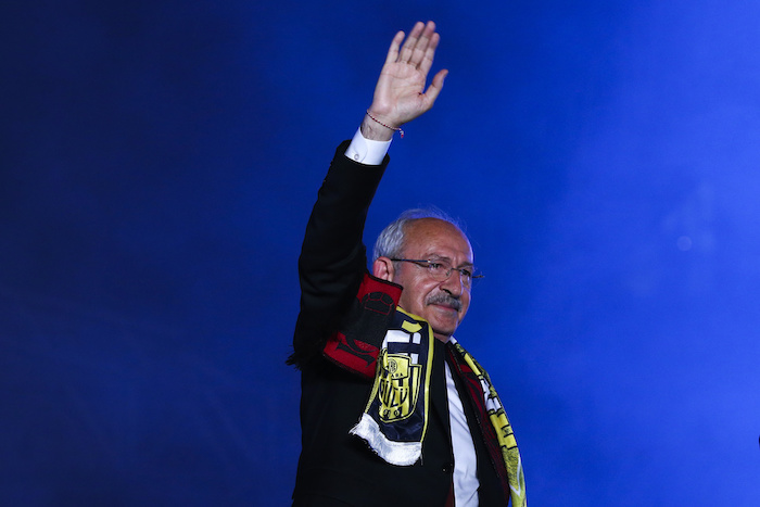 El líder del partido turco CHP y candidato presidencial de la Alianza Nación, Kemal Kilicdaroglu, hace gestos a sus seguidores durante un acto de campaña en Ankara, Turquía, el viernes 12 de mayo de 2023.