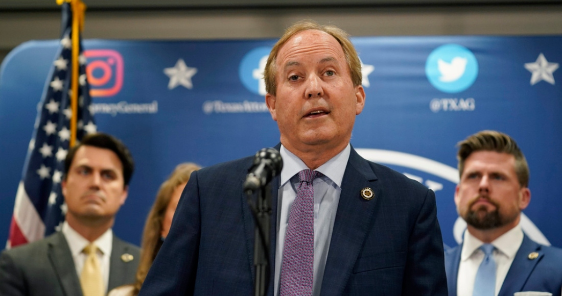 El Fiscal General de Texas, Ken Paxton, lee un comunicado en su oficina, el viernes 26 de mayo de 2023, en Austin, Texas.