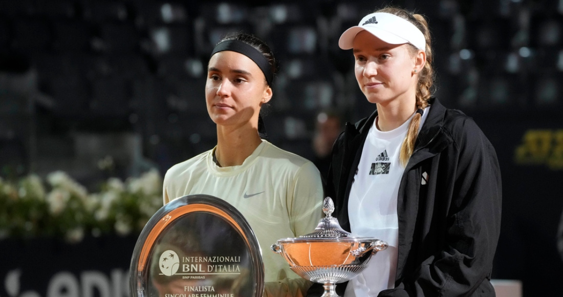 La kazaja Elena Rybakina (derecha) posa con el trofeo de campeona del Abierto de Italia, junto a la ucraniana Anhelina Kalinina, quien abandonó por lesión la final del domingo 21 de mayo de 2023 en Roma.