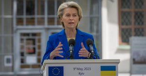 La presidenta de la Comisión Europea, Ursula von der Leyen, habla durante su conferencia de prensa junto con el Presidente ucraniano Volodímir Zelenski, en Kiev, Ucrania, el martes 9 de mayo de 2023.