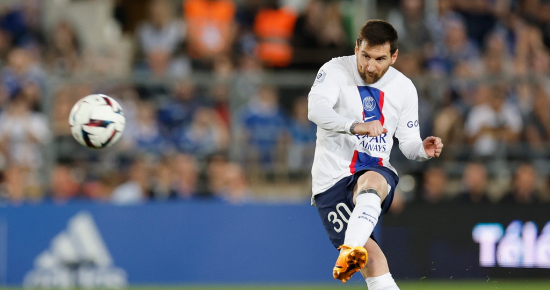 Lionel Messi del Paris Saint-Germain patea el balón en el empate 1-1 ante Estrasburgo en la liga francesa, el sábado 27 de mayo de 2023.