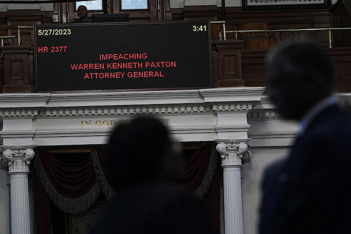 Miembros de la Cámara de Representantes de Texas se forman durante el proceso para someter al Fiscal estatal Ken Paxton a un juicio político, en el recinto de la cámara baja en el Capitolio, en Austin, Texas, el sábado 27 de mayo de 2023.