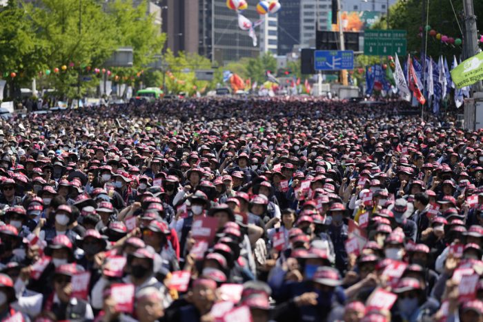 Miembros de la Confederación Coreana de Sindicatos corean lemas durante una marcha el 1 de Mayo en Seúl, Corea del Sur, el lunes 1 de mayo de 2023.