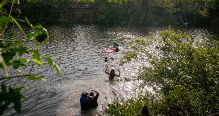 Migrantes cruzan el río Bravo (Rio Grande en inglés) el miércoles 10 de mayo de 2023 en dirección a Estados Unidos, desde Matamoros, México.