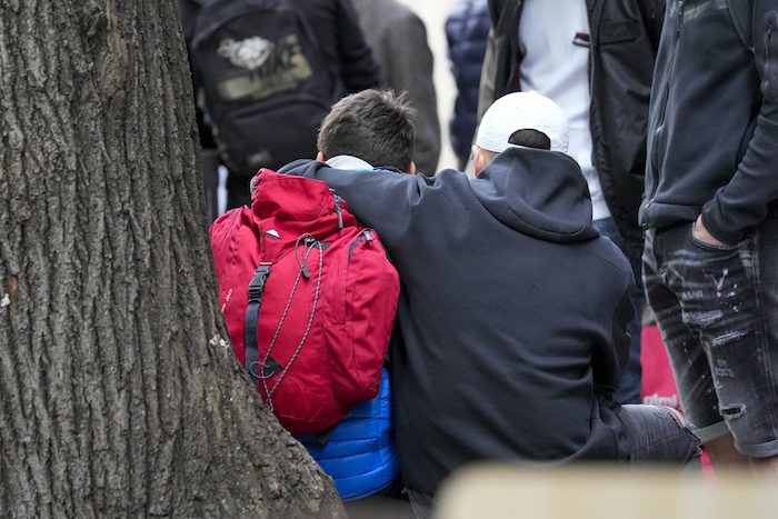 Niños esperan frente a la escuela Vladislav Ribnikar tras un tiroteo en Belgrado, Serbia, el miércoles 3 de mayo de 2023.