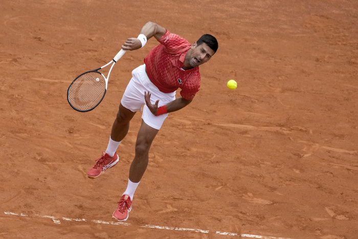 Novak Djokovic saca ante Cameron Norrie en el Abierto de Italia, el martes 16 de mayo de 2023, en Roma.