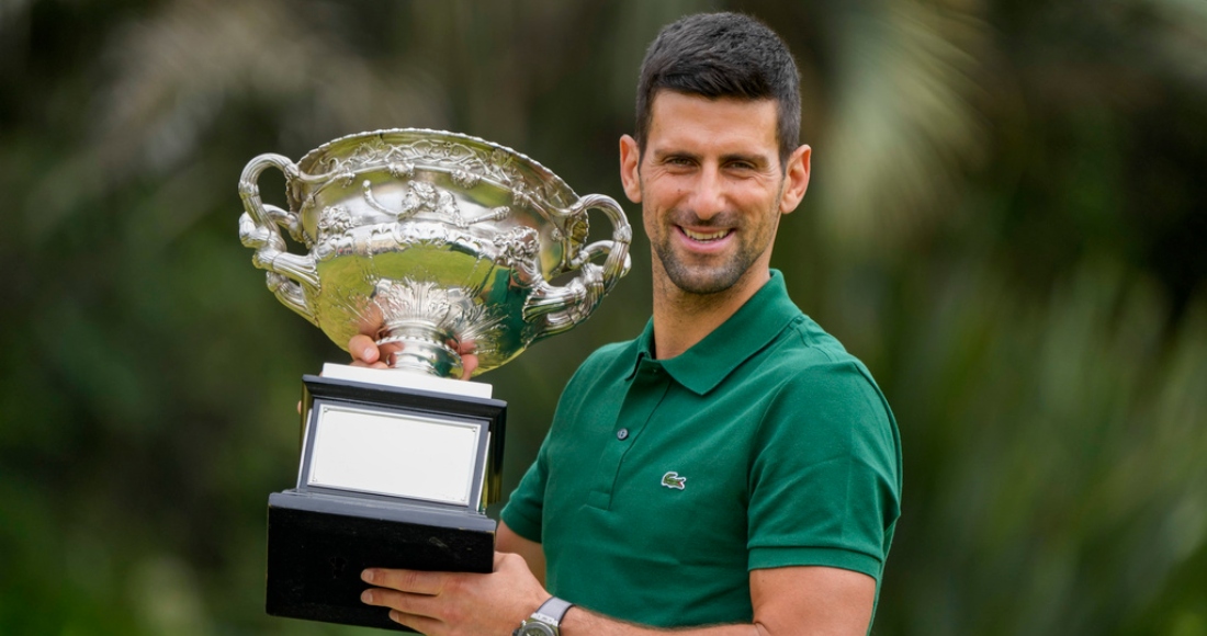 Foto del 30 de enero del 2023, el serbio Novak Djokovic sostiene el trofeo tras ganar el Abierto de Australia al superar al griego Stefanos Tsitisipas. El sábado 27 de mayo del 2023, Djokovic se prepara para ganar su 23mo título de Grand Slam en el Abierto de Francia, que no contará con Rafael Nadal.