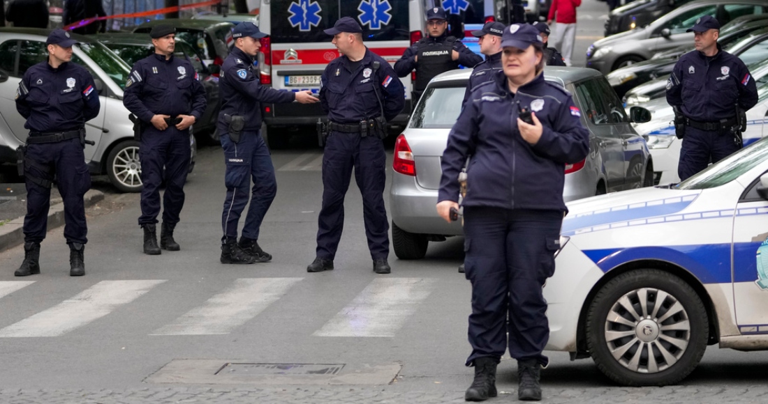 Policías cortan las calles en torno a la escuela Vladislav Ribnikar en Belgrado, Serbia, el miércoles 3 de mayo de 2023.