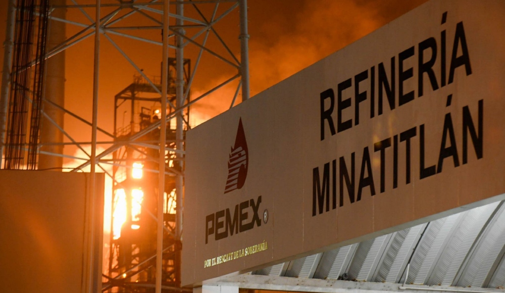 Incendio de la planta U-100 de la Refinería Lázaro Cárdenas de Minatitlán, al sur de Veracruz ha dejado un saldo de 4 lesionados. El Ejército y la Marina resguardan las instalaciones de la Refinería mientras personal de contra incendio trabaja para sofocar las llamas que lleva más del 80 por ciento de control. Foto: Ángel Hernández, Cuartoscuro