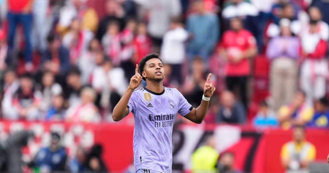 Rodrygo, del Real Madrid, celebra tras anotar el primer gol de su equipo en el encuentro de la Liga ante el Sevilla el sábado 27 de mayo del 2023.