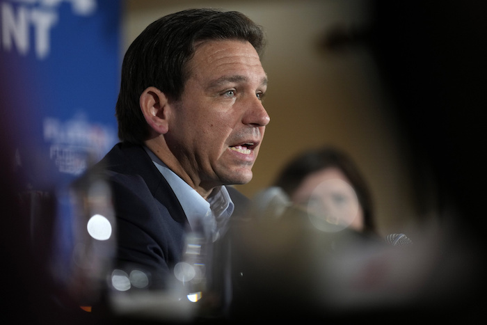 El Gobernador de Florida, Ron DeSantis, durante una mesa redonda, el viernes 19 de mayo de 2023, en Bedford, Nueva Hampshire.