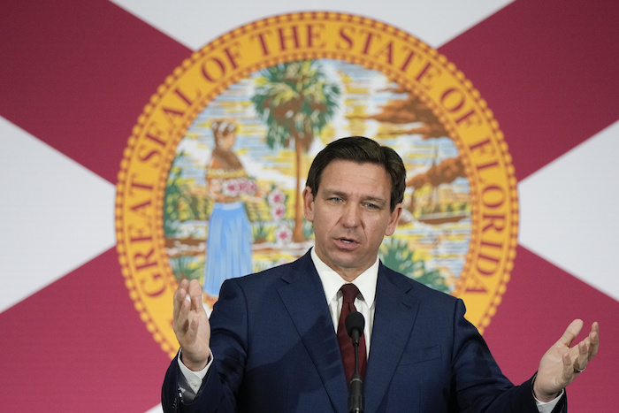 El Gobernador de Florida, Ron DeSantis, durante una conferencia de prensa para firmar varias iniciativas relacionadas con la educación pública y aumentos a los salarios de profesores, el martes 9 de mayo de 2023, en Miami.