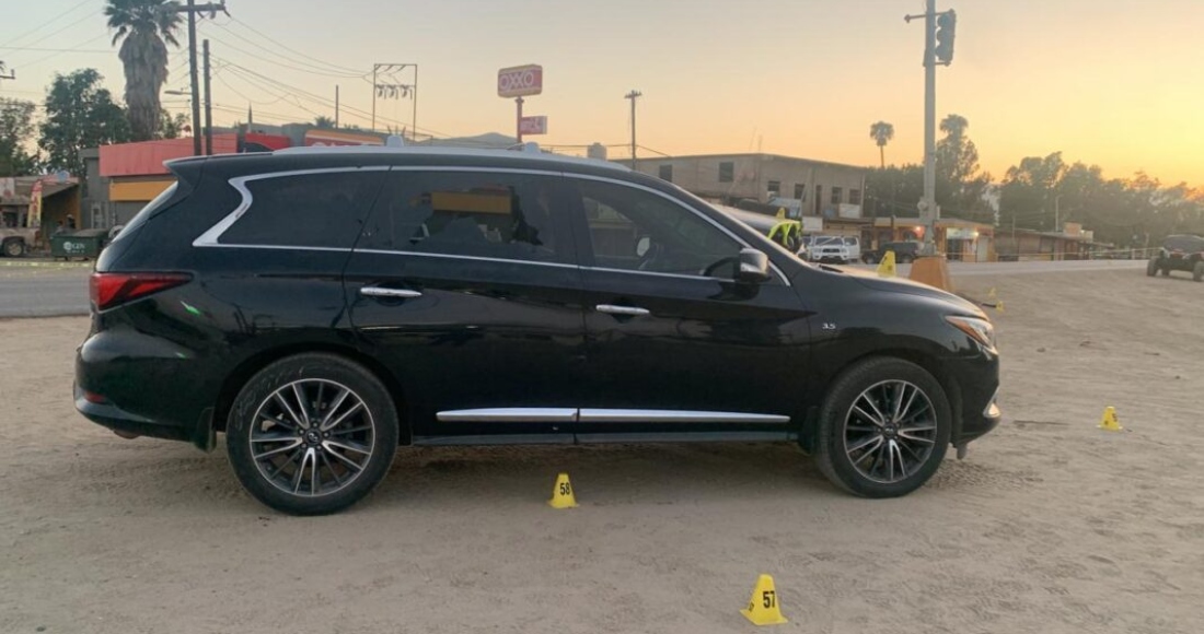 Camioneta con vidrios polarizados, hallada tras el ataque contra los participantes de un evento de Racers, en Ensenada, Baja California. Foto: Zeta